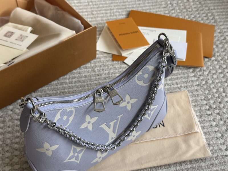446b4e5632.jpg 230 box (gray purple)
size:29*16cm
L's vintage cow horn bun
Vintage Classic Shoulder Bag
Configure shoulder straps ? chain
Both shoulder and crossbody are unbeatable, beautiful and versatile!