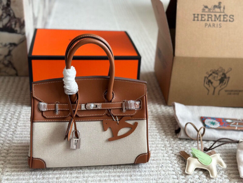 310 complete sets of packaging
size：25cm
The season for carrying platinum bags has arrived
Bk25 Original Quality ??
Hermes | Birkin 25 canvas patchwork is really amazing, it can be salty or sweet
Extremely difficult to buy beautiful canvas birk...