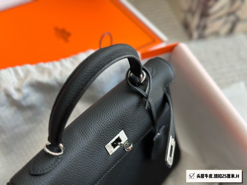 Full set packaging of top layer cowhide
Classic is Eternal 00 Hermes Kelly 25
Hermes Kelly 25 layer cowhide
The perfect fusion of black and gold, not only classic and versatile
It also reveals a low-key sense of luxury
Togo leather is soft and delica...