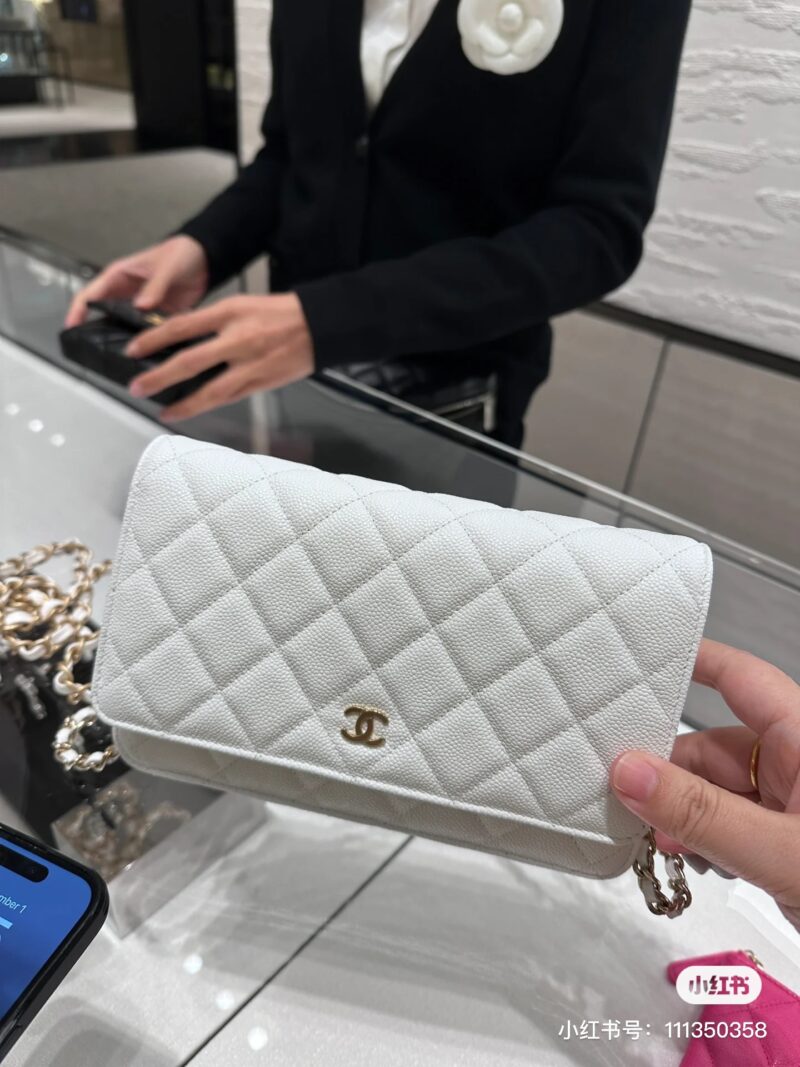 4482535a44.jpg Fortune Pack Woc
New magnetic buckle WOC is more convenient and user-friendly
White caviar gold buckle
Also known as the 'Wealth Bag', this is a fun item
--It will definitely bring you good luck
Size: 12.3 * 19.2 * 3.5cm # Bag Collection # Chanel