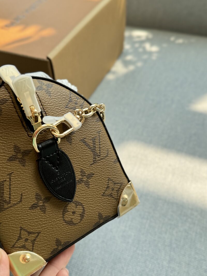 4486891bec.jpg 280 original single aircraft box
Original quality with pure leather steel hardware 163 jump code chip
size:20×14
LV SpeedyTrunk 20 Rivet Pillow Bag Handheld Cross Shoulder Bag
The runway style can also be practical for daily use~
This bag feels ve...