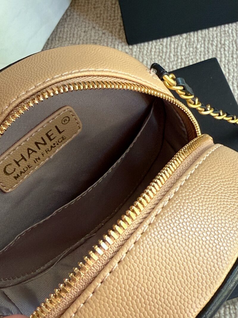44961f9c8b.jpg 185 boxes
size:13*8cm
My Chanel small round cake
It's really mini! It looks great too!
But don't worry, basic items such as keys, lipstick, wireless headphones, and change can all be put in drops!