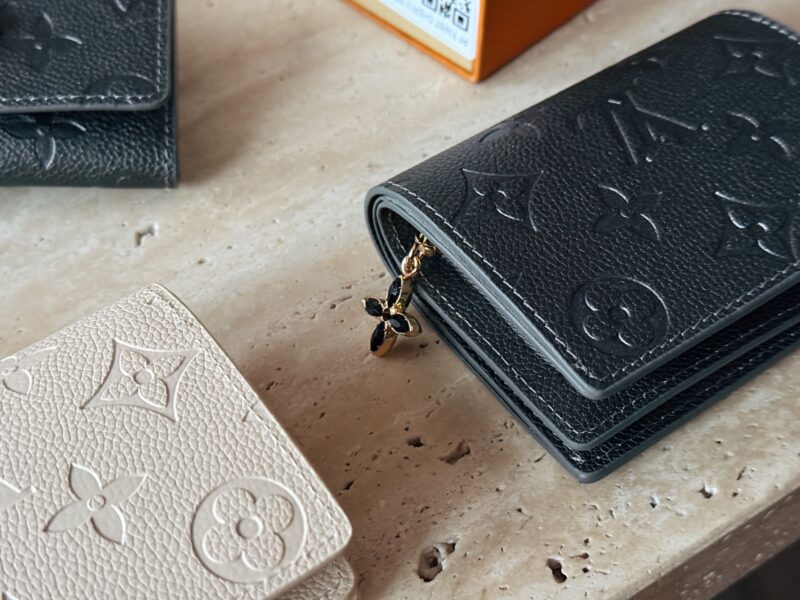 44b3a74670.jpg 170 box cowhide
L's new cowhide milkshake white/gray wallet!
Do you dare to say that you can resist its aura
Great layout!