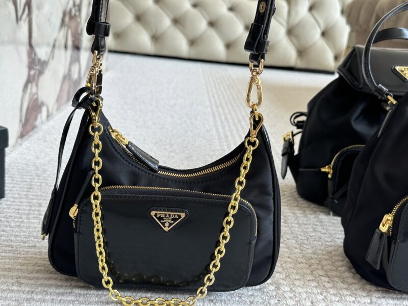 44c39e6abe.jpg 195 pairs of boxes
size:22 13cm
Prada Hobo Nylon Underarm Bag
Seeing the physical object is truly perfect!
package ??
Designed to be super convenient and comfortable!
