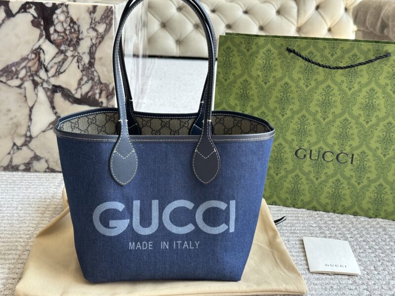 44c3a018ed.jpg 220 boxes
size:22*21cm
GG new double-sided tote bag
Capacity is also acceptable
My god? It's so beautiful!
Classic must-have item