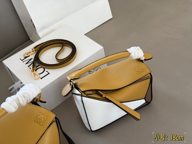 44d9958a01.jpg 225 255 box
Size: 18 * 10cm (mini)
24 * 15cm (large size)
Loewe Geometry Package Puzzle
Truly cannot be missed,
?? Cowhide quality!
Completely hold on!
Even high-level ones have to overflow