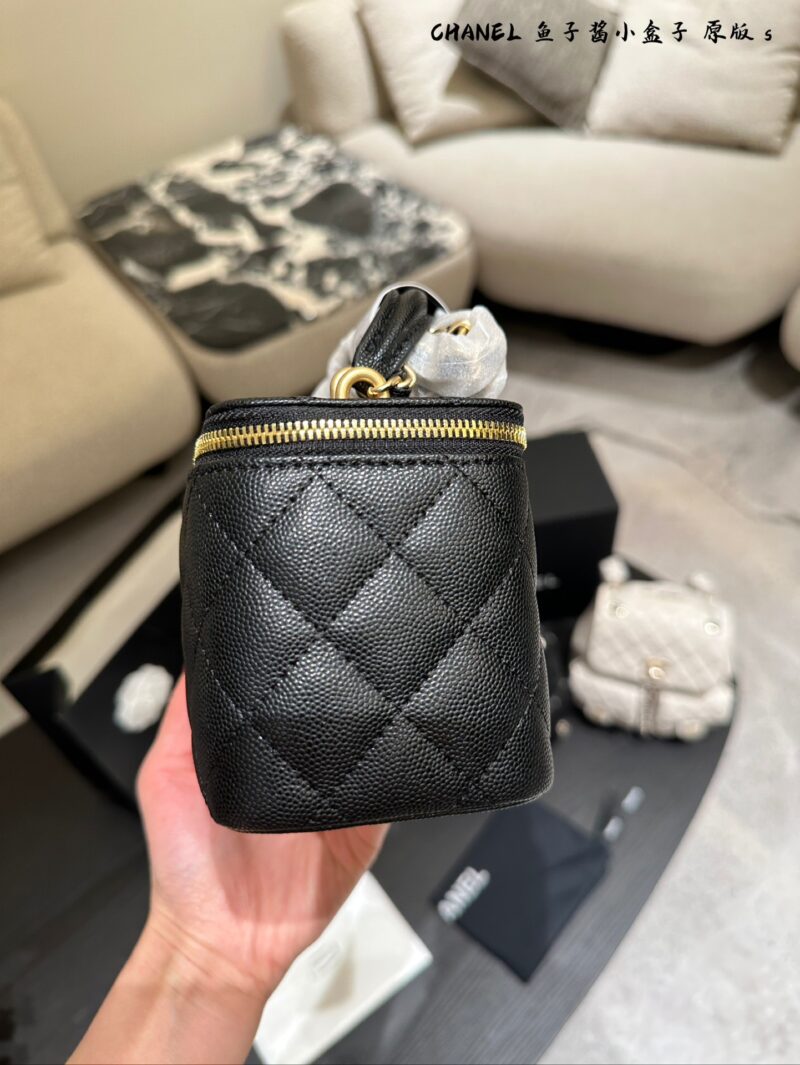 Chanel Long Box P225
Four Seasons Series [Happy]
Litchi skin long box
The most beautiful long box in history, besides the most thoughtful lychee cowhide! The chain is also the latest design, super cute! The flip cover also comes with a makeup mirro...
