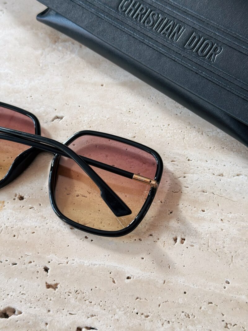 44e6b4a012.jpg 200 configurations with complete packaging
Dior premium brown sunglasses!
Plain Mirror No.1
This pair of sunglasses really looks stunning on the face,
Big frame, very small face!
The frame is very light and comfortable to wear!
When you don't want to...