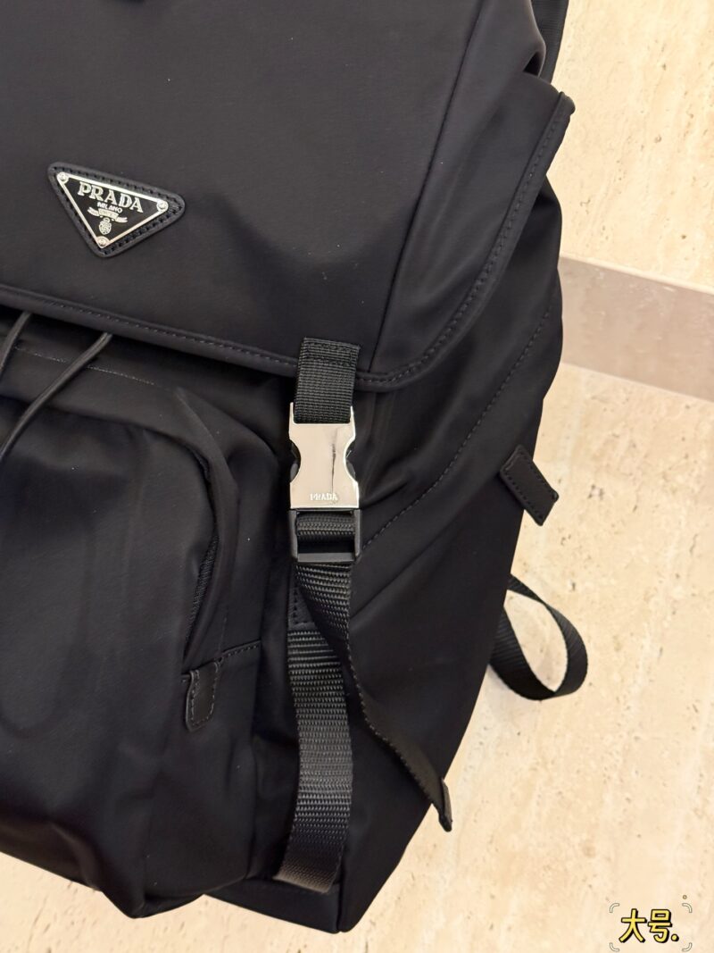 44fa9048c4.jpg 245275 without box
Size: 27 * 45cm (large)
26 * 37cm (small)
Brother, get the same style now!
Practical and handsome, while strolling around with a strong presence
Prad backpack/tactical bag