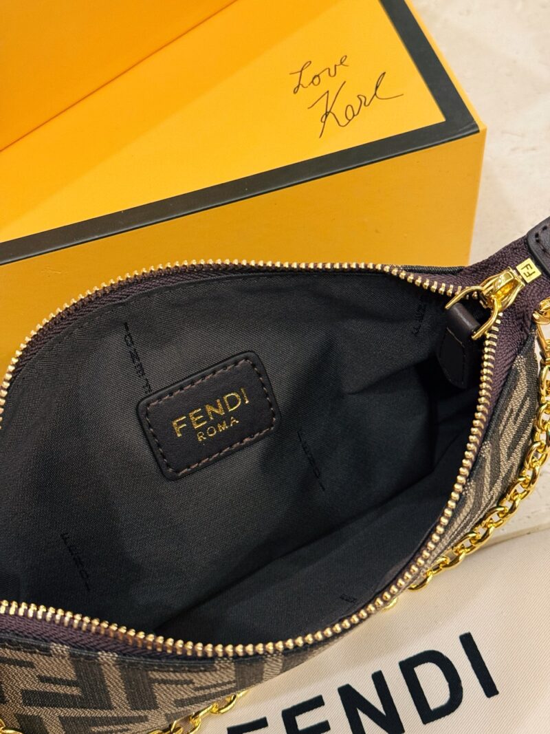 44fff3c8ff.jpg 195 box
size:23*14cm
Fendi Underarm Bag/Mahjong Bag
Really perfect!
The leather shoulder strap has a strong texture, and the hardware chain is more exquisite
Love, love, love!
Handheld, Underarm, Crossarm