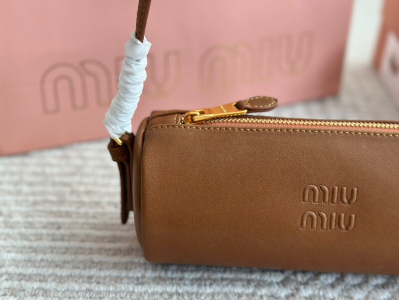 210 with pendant
Size: 22 9cm with box
Who has the joy of miumiu's small cylinder
Miumiu pencil case bag made of old Nappa leather
Very retro flavor paired with lamb wool. Mary Jane is a pseudo intellectual with a refined look today