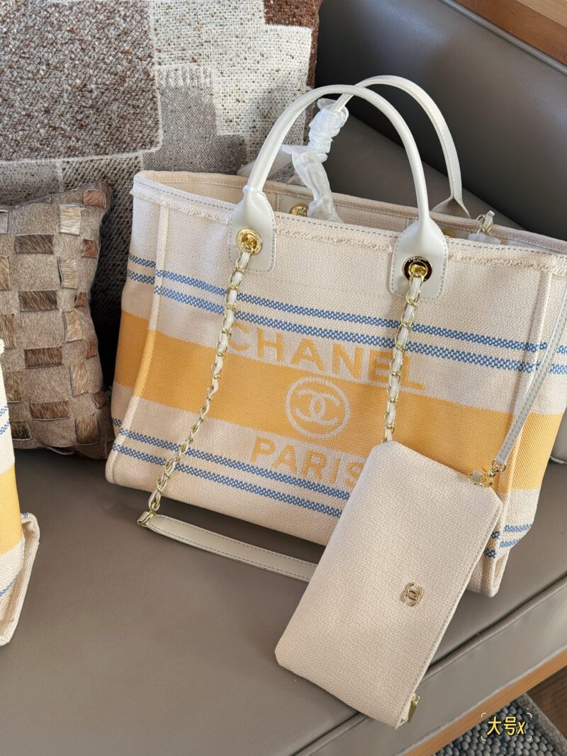 4503a9a2fb.jpg 355355 without box
Size: 38 * 30cm (large)
33 * 25cm (small)
Xiaoxiangjia 25C Early Spring Vacation Series
Marseille and the Sea
Arrange it! Arrange it!
This beach bag released this year is so beautiful!
People are already eagerly anticipating it!