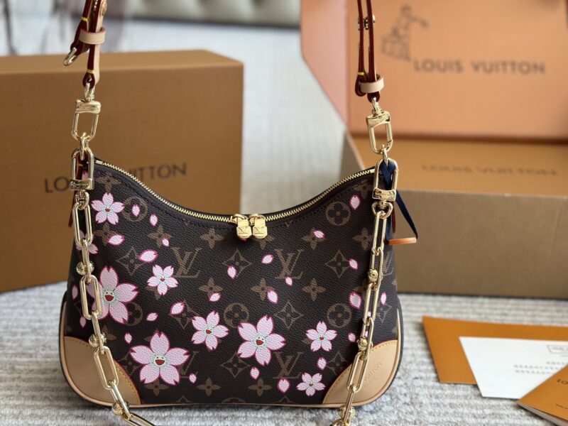 45142b5eff.jpg 265 box
L Home 2025 Murakami Takashi Co branded Sunflower
Zipper | Vintage | Leather Shoulder Strap | Lightweight | Large Capacity ▼ ● Cross Shoulder | Single Shoulder | Underarm | Handheld
One pack with four backs, detachable chain point 8 and s...