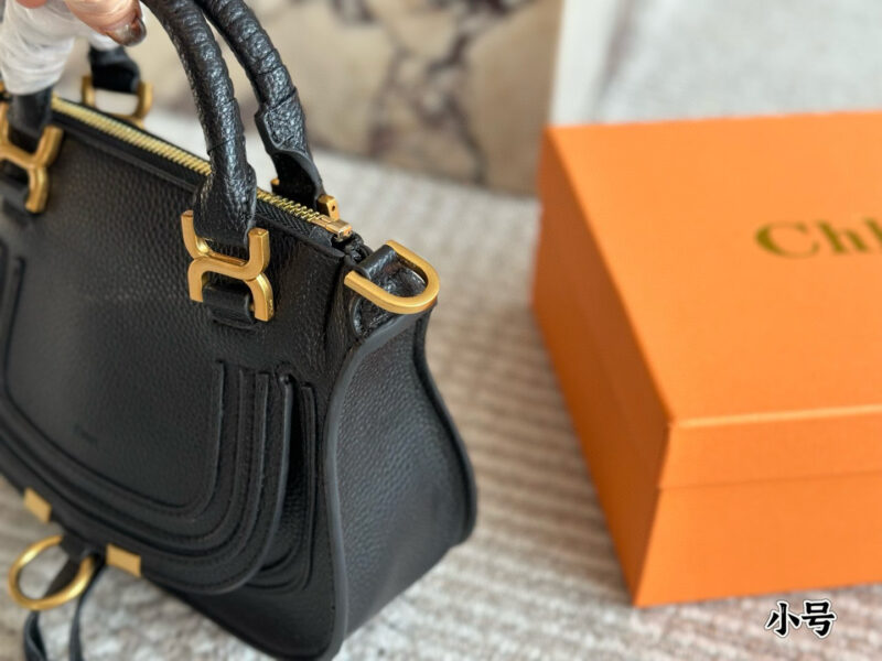 Cowhide 305 with box
size：22*17cm
Chloe's hand-held saddle bag
Fur/tassel/rivet/horseshoe buckle
Incorporate trendy elements!
Retro ? Advanced!