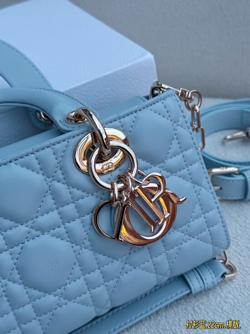 45518c7572.jpg 210 255 box
Size: 12.5 * 11.5cm (ultra mini)
22*12cm
Dior handbag by Diana
D Family Princess Blue Shirt
It's very simple and elegant to hold in your hands and shoulders!
The milky blue color looks refreshing and invigorating