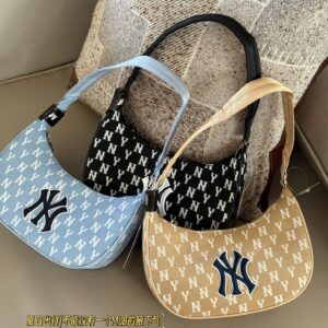 160 boxes
size：19.5*10.5cm
L Family Sakura Flash Series Wallet
lovely! Easy to carry!
A wallet with constantly online appearance
Zipper style! Capacity is super okay