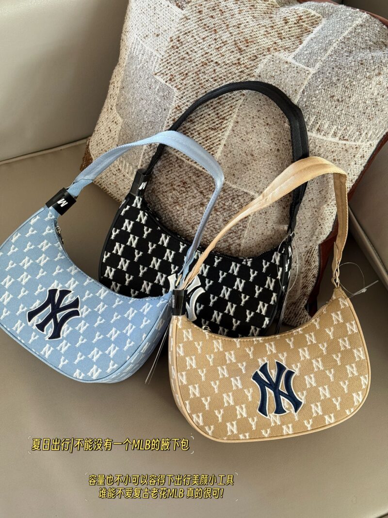 4562407fae.jpg 170 boxes
size:22*15cm
Summer travel|
We can't do without an MLB armpit bag
MLB Cowboy Canvas Underarm Bag
The capacity is not small either
Can accommodate travel beauty gadgets
Who wouldn't love retro vintage vintage MLB? It's really amazing!