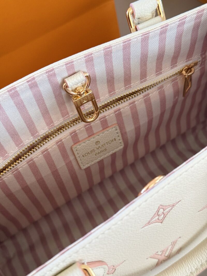 456b531aae.jpg 240 with box 520
Size: 25 * 20cm (small)
Excellent quality, understand the goods ??
It's really too advanced!
New Light Milk Strawberry On the Go Tote Bag
Tote bags look really good~
Comes with a pendant that is perfect for little sweet girls to...