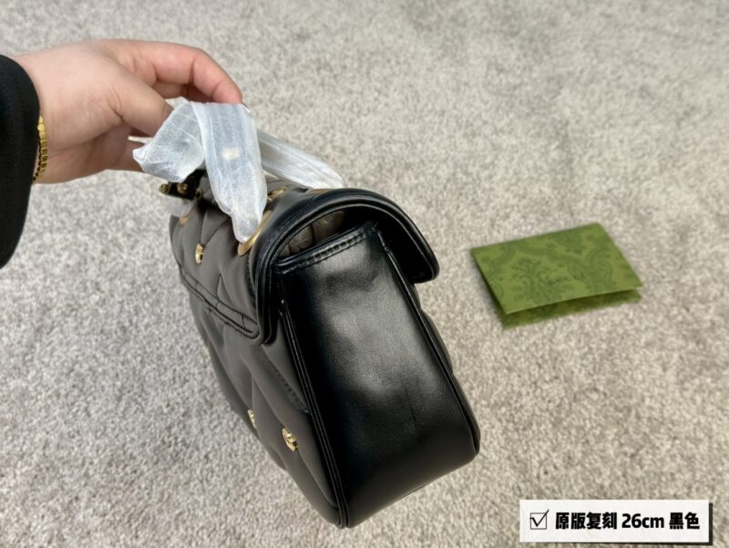 GG Marmont Puff Bag
The swollen shape of the bag looks like a cute little puff pastry
The soft and delicate leather will definitely fall in love
size ：26cm