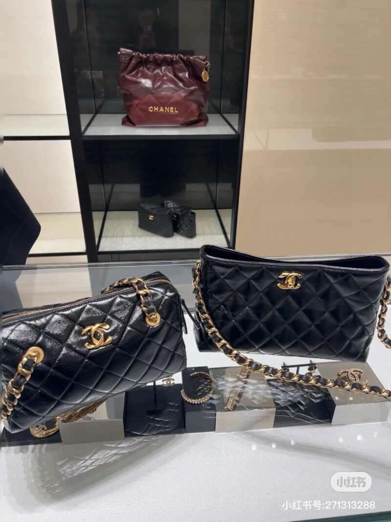 Chanel's new style should not look too good when paired with fur
The capacity is simply not very useful
A must-have for daily travel -
Don't have a headache just for the sake of the small package
Can accommodate a mini umbrella for daily travel