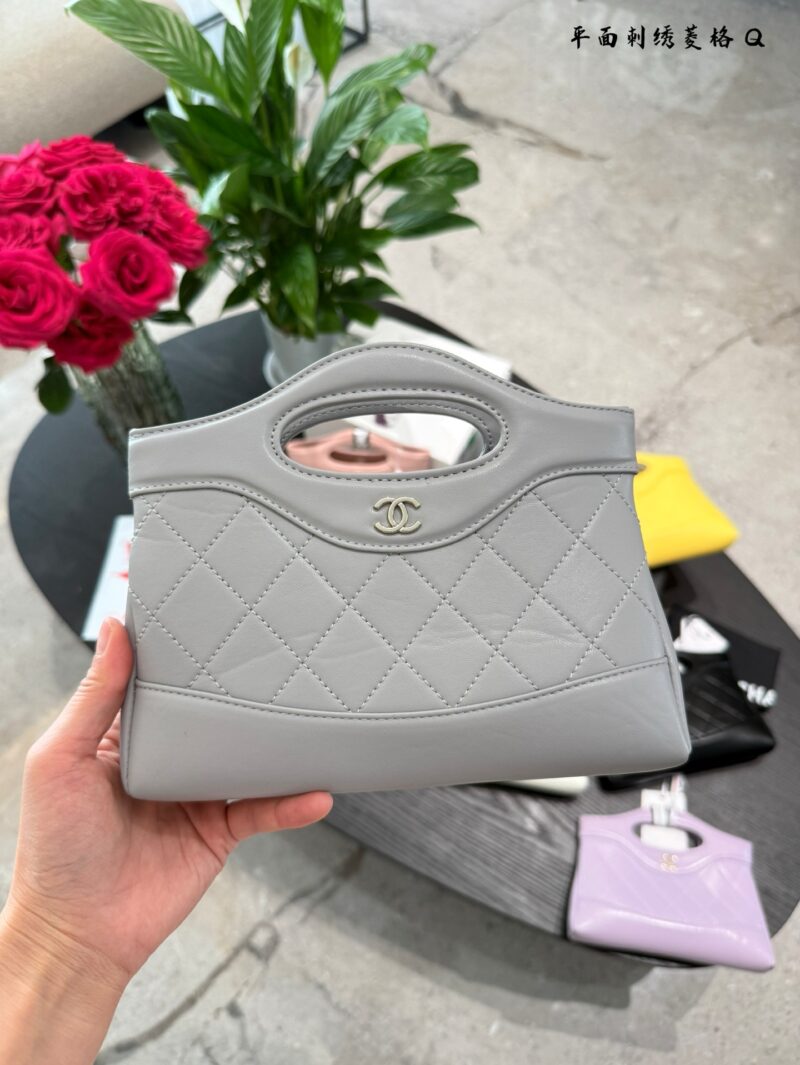 458e061b54.jpg Chanel 31bag mini p199
I don't believe this stunning 31 bag nano can't take you down~I fell in love with it in just one second!!!
White is both girlish and elegant
The luster emanating from the oil and wax lambskin is absolutely stunning+
Nano size i...