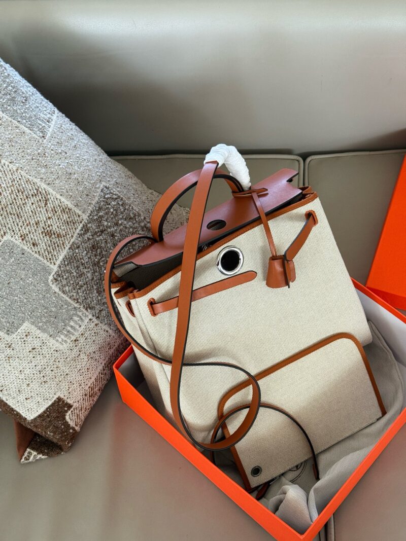 270 boxes
size：31*26cm
Hermes handbag
Canvas shopping bag ?
A bag that is easy to pack in physical form
Recently, I have been carrying my back while traveling
There is texture! Super advanced!
Its capacity is very friendly