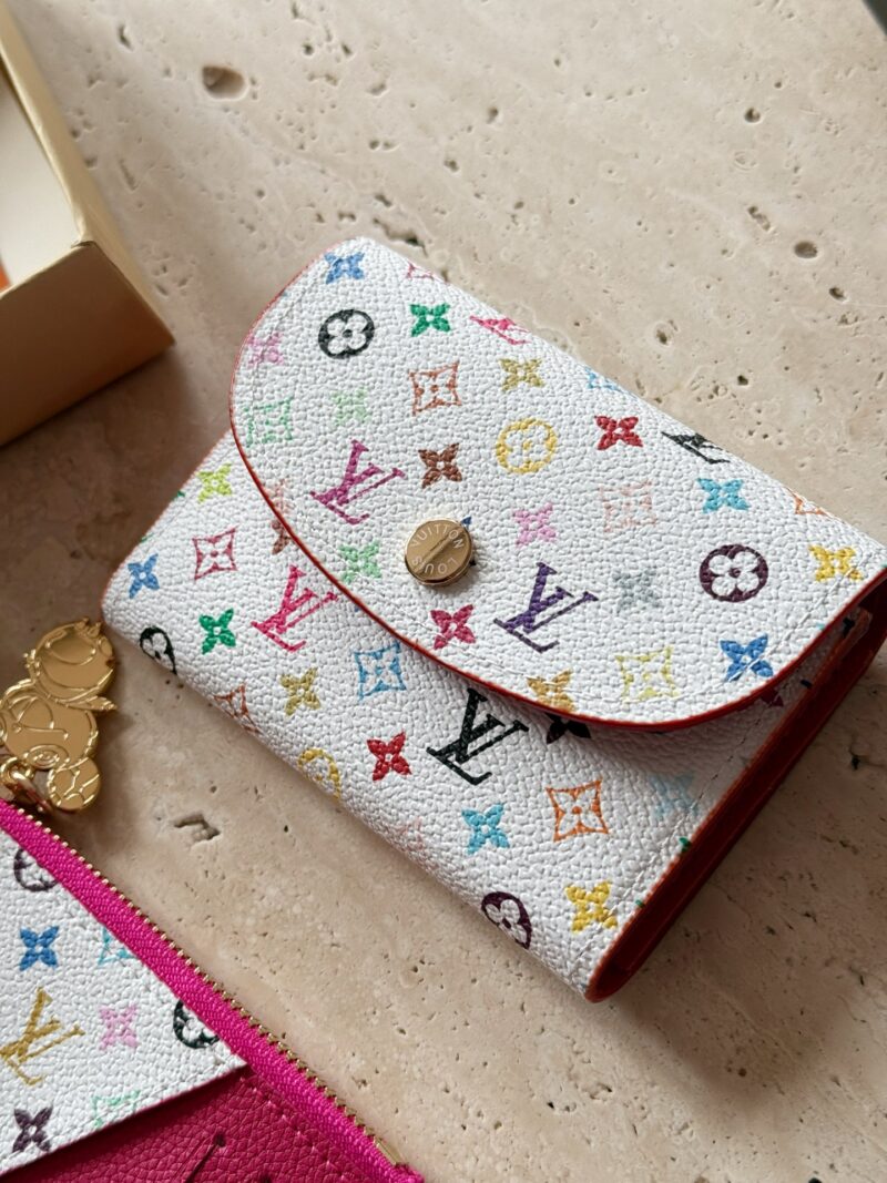 145 boxes
size：11*9cm
Cute things can heal everything
L's white tri colored coin purse
It's really outstanding
The oil and wax edges on both sides are very textured!
White tri color with a red lining! It's really amazing!