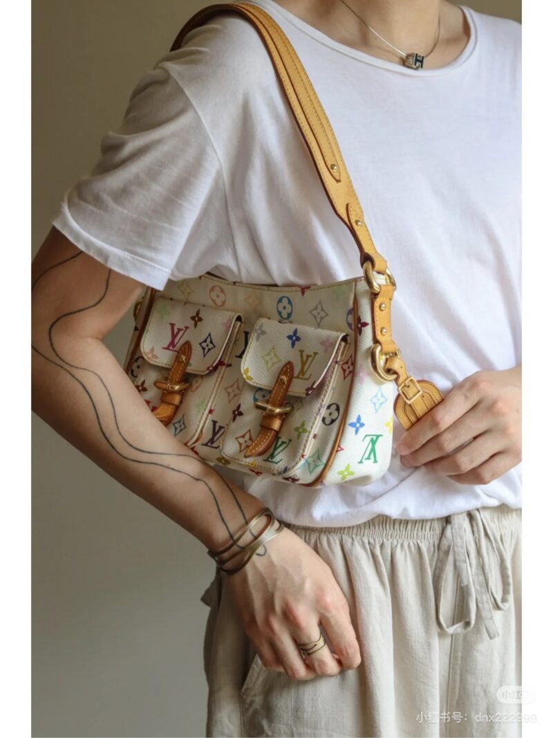 45be35dbd3.jpg -The famous King of Bags in the medieval world, with a double pocket college style, playful and cute color matching, and full capacity, can be paired with casual hoodies or coats without any sense of incongruity. Even the fairy sisters are under its ...