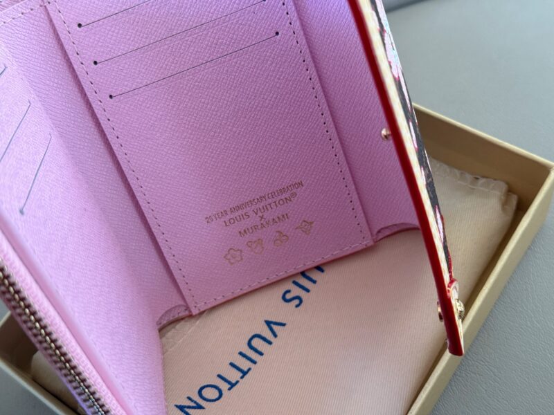 45c999d89d.jpg 170 boxes
size:12*9cm
L Family Sakura Flash Series Wallet
lovely! Easy to carry!
A small wallet that keeps its appearance online
There are a total of 6 ? ? A card slot,
A change slot with a zipper!