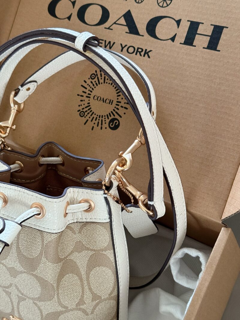 45fcf32cb0.jpg 215 boxes
size:16*16cm
C Mini Bucket Bag is super cute!
What a cute and lovely little bucket!
Isn't it too delicate and cute
Search Coach Coach Bucket