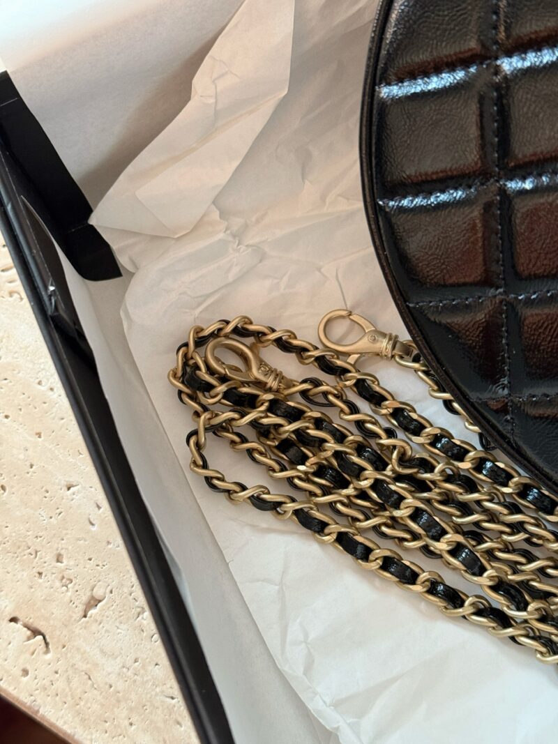 4608c00d42.jpg 225 boxes
size:18*12.5cm
Xiaoxiang's 24A hula hoop is amazing!
Oil wax cowhide hula hoop bag
Really cute, huge, exquisite and beautiful
The gold tassel chain of 24 inches looks more fashionable and luxurious
Carry the high-end items casually
Did th...