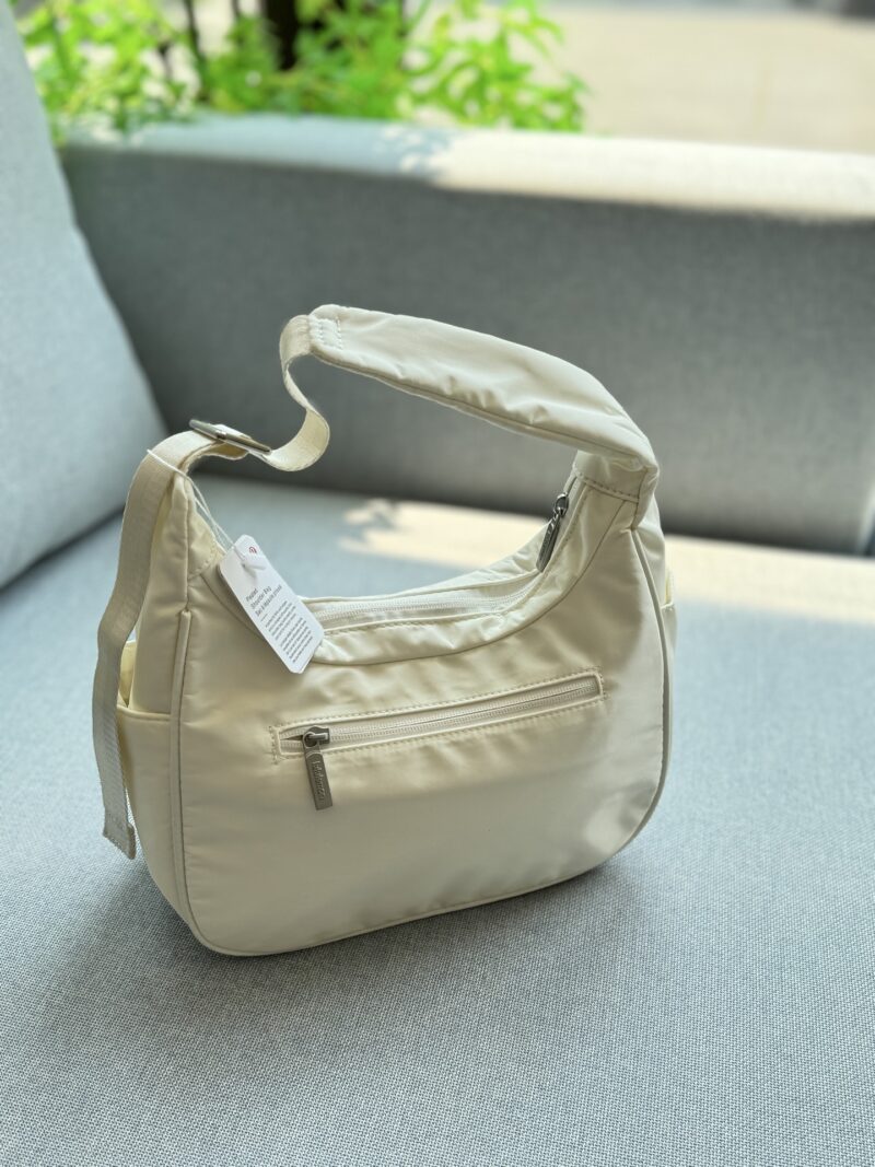 461c25e6f9.jpg 180 airplane box
size:27×19
Lululemon 4L Nylon Underarm Bag Handbill Shoulder Bag
Underarm handbags are also full of design sense! Smooth and textured, with a large capacity!
Love at first sight armpit croissant