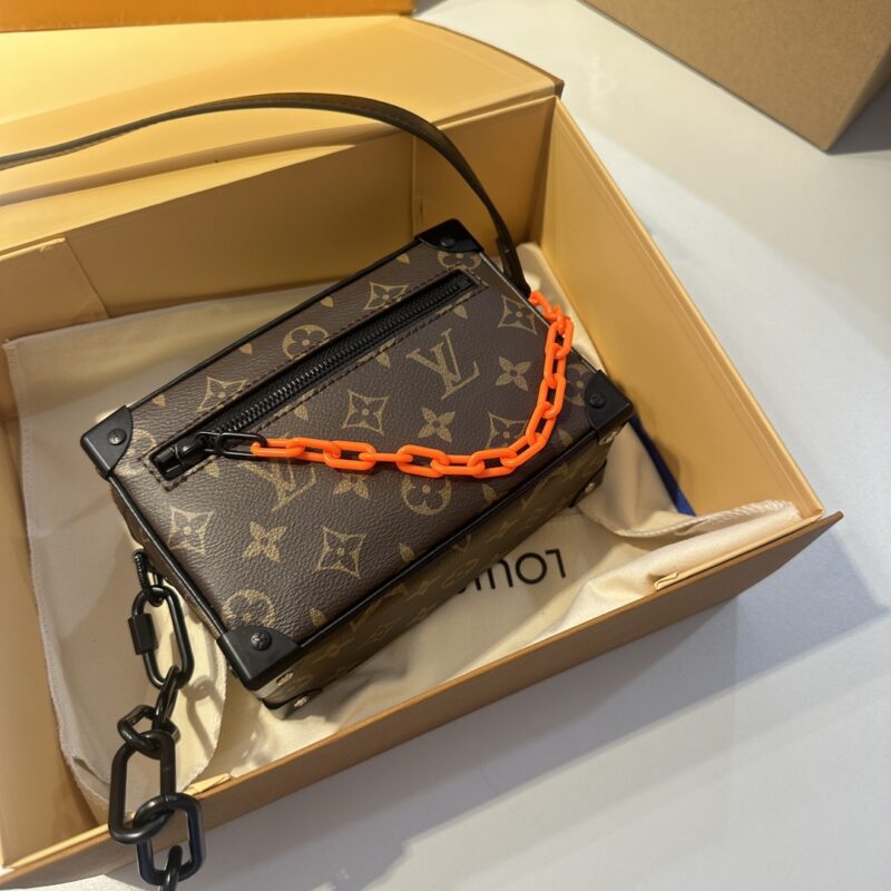 461dc863fc.jpg Copy of original order ? MINISOTTRUNK handbag features the iconic Monogram print paired with contrasting resin chain straps, creating a delicate and charming design. This charming handbag has sharp edges and elegant connotations, showcasing a mod...