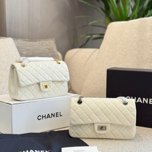 Chanel CF 2.55 Medium P255
No matter what clothes you wear, a Chanel handbag,
They can add a trendy color to your outfit.
Elegant commuting yet gentle, classic retro, the C-seat in the crowd
Easy to match with different occasions~
The shoulder strap ...