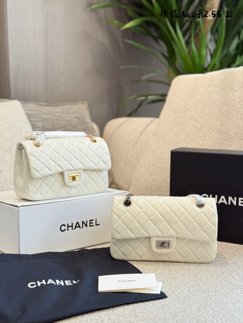 Chanel CF 2.55 Medium P255
No matter what clothes you wear, a Chanel handbag,
They can add a trendy color to your outfit.
Elegant commuting yet gentle, classic retro, the C-seat in the crowd
Easy to match with different occasions~
The shoulder strap ...