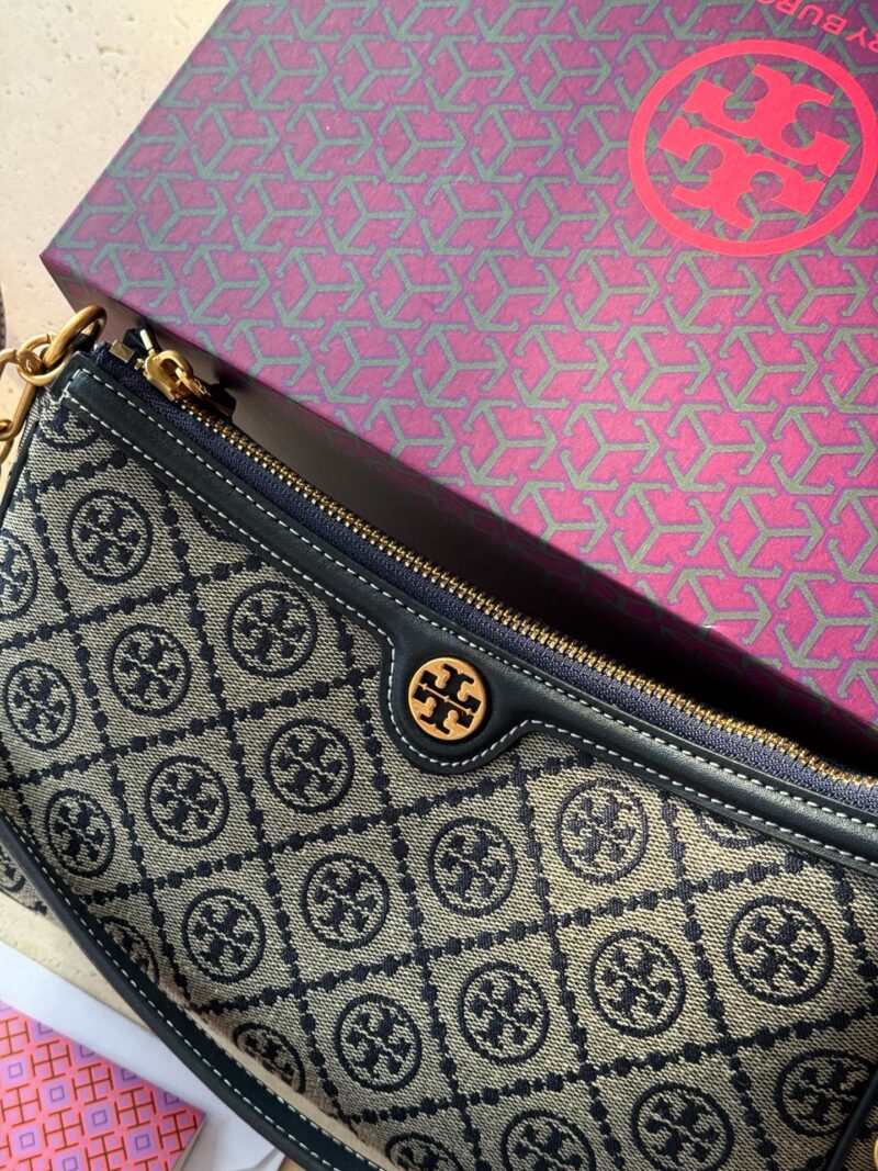 462b22f4e2.jpg 225 boxes
size:27*15cm
TB Monogram Underarm Bag
Laohua full printed armpit bag
Handheld single shoulder crossbody bag with elegant temperament
Underarm bag is very lightweight, woven with jacquard fabric, blue is very lively