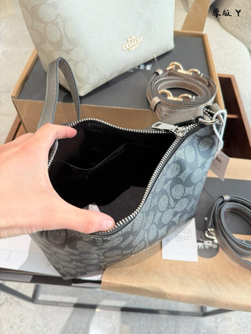 Coach lunch box bag p255
Zip top armpit bag multiple back method~
The new Zip top armpit bag is deeply loved by everyone~
The short shoulder strap under the armpit is very eye-catching, how to adjust the shoulder strap?
You can see that we will threa...