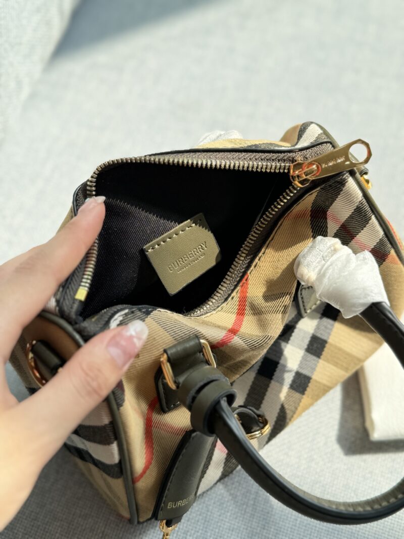 46377e73e3.jpg 200 fold box
size:18.5×12.5
Burberry plaid pillow bag, bowling bag, one shoulder crossbody handbag
BURBERRY, a bunch of cocoa and love pillow bags are here
It can be carried by hand and slung diagonally without violating the rules. That's it
This ...