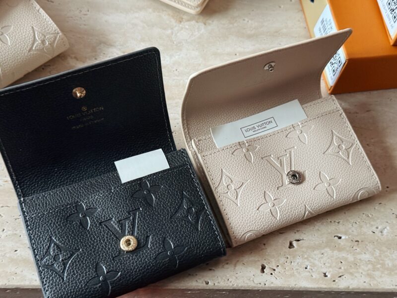 46382fefe3.jpg 145 box cowhide
L's new cowhide milkshake white/gray wallet!
Do you dare to say that you can resist its aura
Great layout!
Compact and practical