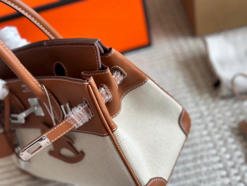 310 complete sets of packaging
size：25cm
The season for carrying platinum bags has arrived
Bk25 Original Quality ??
Hermes | Birkin 25 canvas patchwork is really amazing, it can be salty or sweet
Extremely difficult to buy beautiful canvas birk...