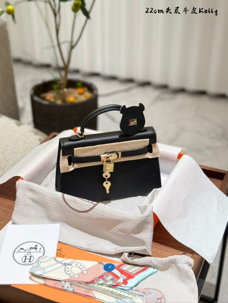 Kelly's second-generation palm patterned cowhide P310
Palm patterned cowhide feels more high-end, low-key, practical, and rare than glossy leather. If you choose one, you would prefer matte. If you don't have to choose, you will naturally want both. ...