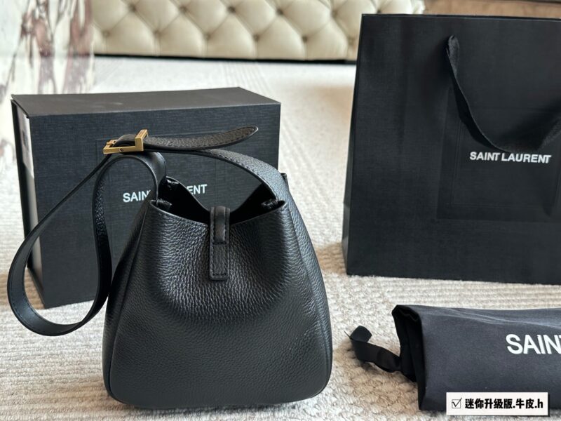 465b0d9fdd.jpg 240 box cowhide
Size: 16 * 15cm (mini)
Who hasn't owned it yet
ysl soft hobo! I really love this bag
Extremely practical!
Choose it for the big bag~
The leather feels so good!