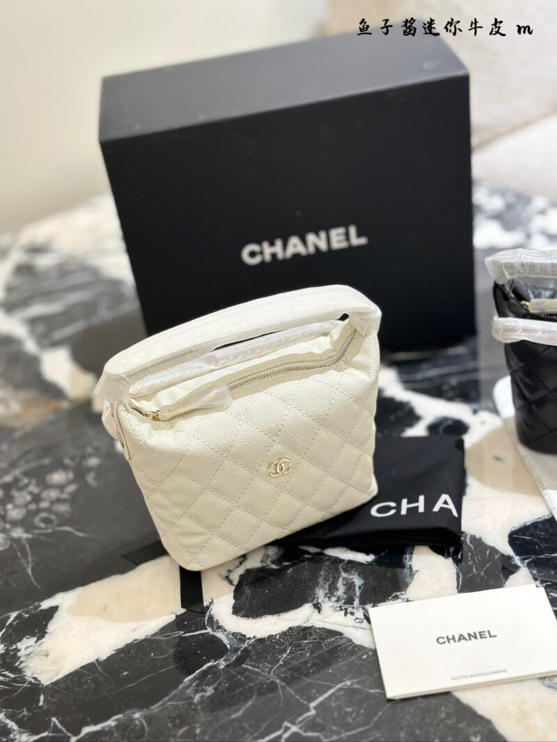 465bb10c3a.jpg Bento bag p235
Chanel Chanel 25C Carefully Selected
The whole internet knows that the price of 24C has been indirectly adjusted. Although this cute lunch box bag belongs to small leather goods, the price allows me to climb Chanel again. It is also a ...