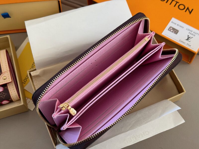 46623fec03.jpg 160 boxes
size:19.5*10.5cm
L Family Sakura Flash Series Wallet
lovely! Easy to carry!
A wallet with constantly online appearance
Zipper style! Capacity is super okay