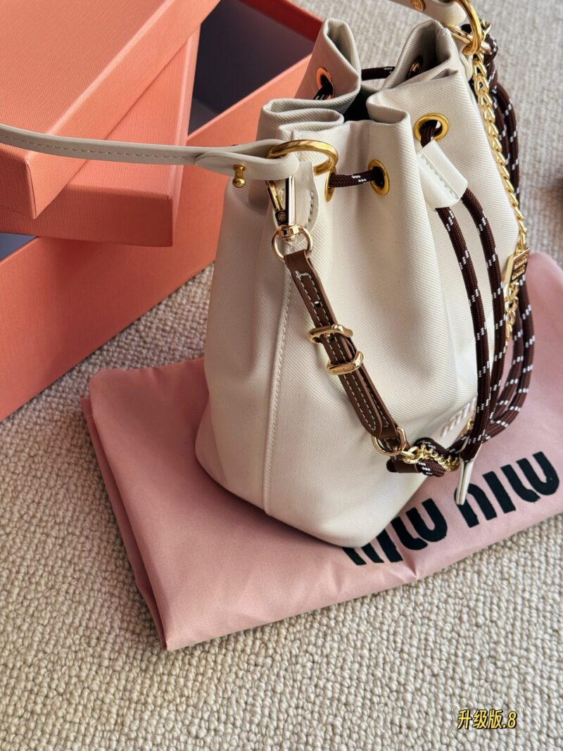 4668f32dbb.jpg 220 boxes
size:17*21cm
Miumiu canvas small water bucket
The colors of summer~
Another bag that doesn't require any brainpower to match!
The complimentary ornament can be used as an extension chain
It's becoming very summer~
