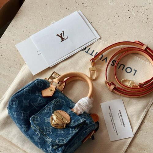 265 box
size17*11cm
L's newly released denim Nano Speedy
Really cute
I feel younger than an old flower
It looks very mini, but it can hold a wallet, lipstick, phone, iPhone, car keys
Tested daily travel without any issues, OK