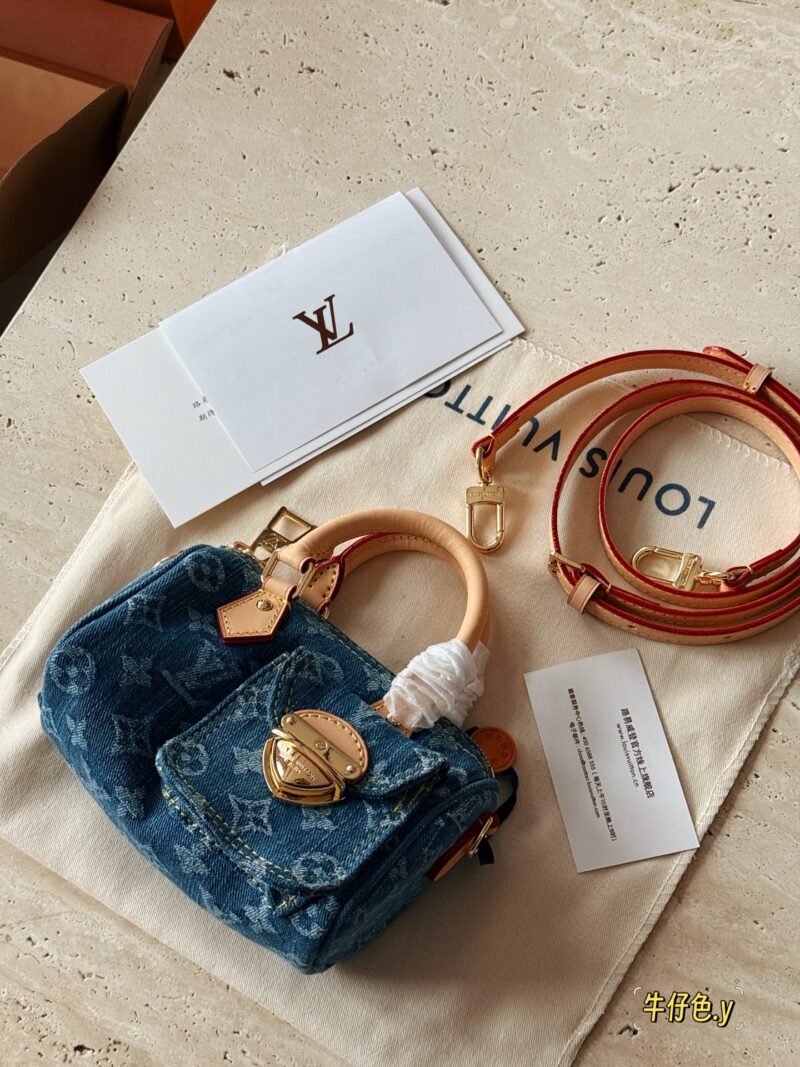 466e4b2a54.jpg 265 box
size17*11cm
L's newly released denim Nano Speedy
Really cute
I feel younger than an old flower
It looks very mini, but it can hold a wallet, lipstick, phone, iPhone, car keys
Tested daily travel without any issues, OK