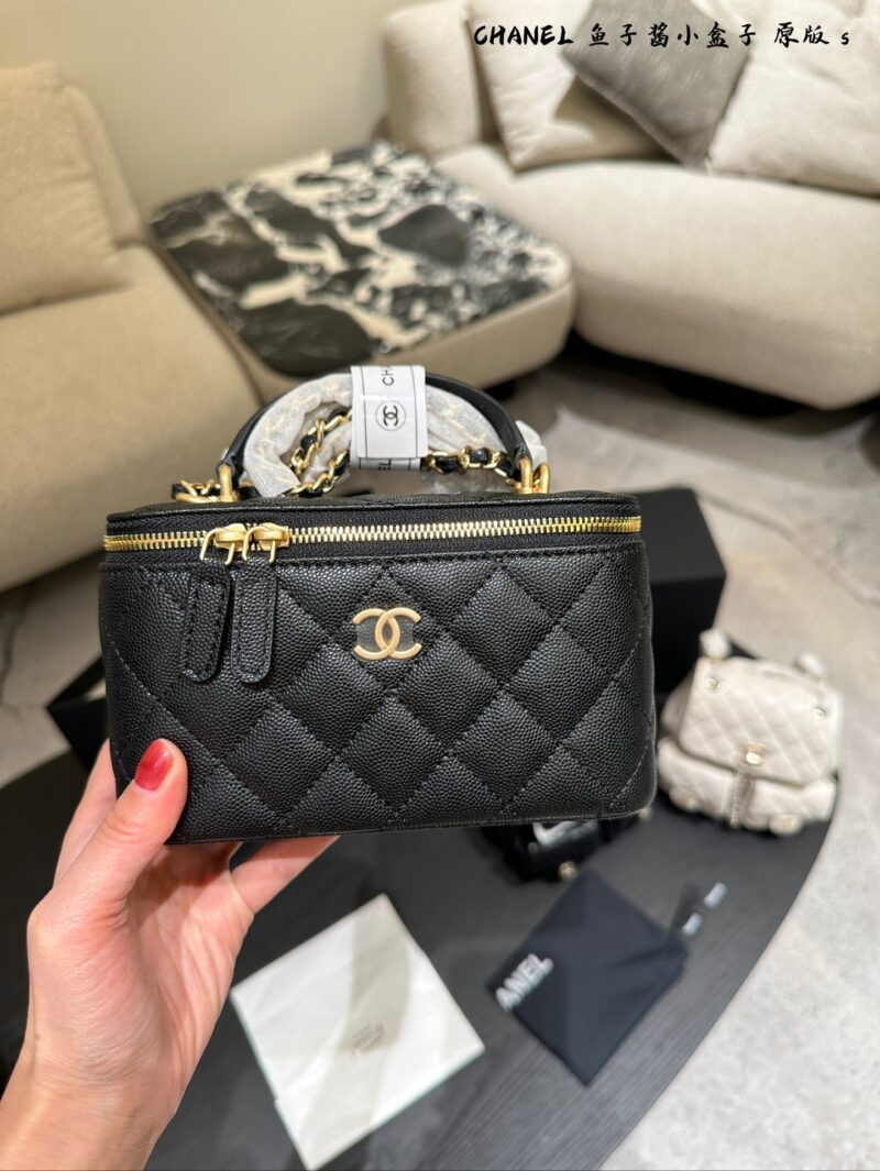 Chanel Long Box P225
Four Seasons Series [Happy]
Litchi skin long box
The most beautiful long box in history, besides the most thoughtful lychee cowhide! The chain is also the latest design, super cute! The flip cover also comes with a makeup mirro...