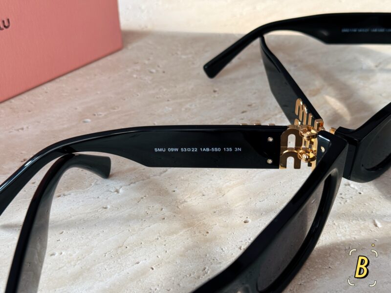 4698425fba.jpg 190 configuration packaging
Miu frames really cost 110000 yuan this year
The design of kitten eyes is very popular among internet celebrities and bloggers. It covers the face and makes it look smaller!
Wu Xin's same MIU sunglasses 09w are really amaz...