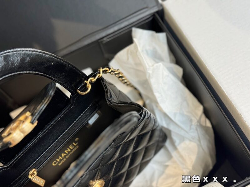 Complete packaging
size：20*12cm
Xiaoxiang's 23k Kelly
The most beautiful 23k, the oil wax skin looks so good! I have the impulse to immediately drop the sa!
The new bag really smells great!
Cowhide quality